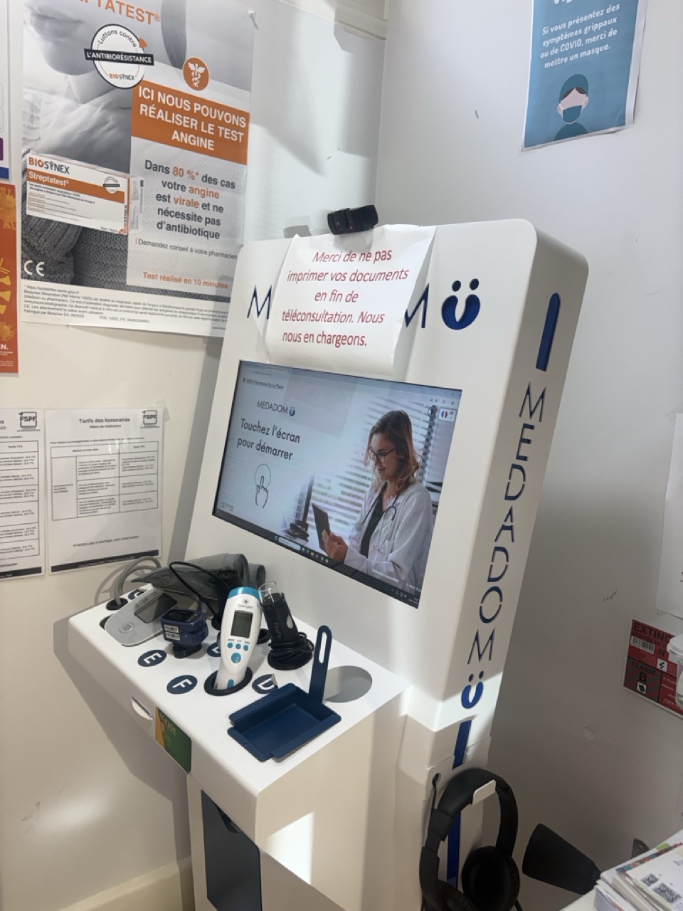 Borne de téléconsultation Medadom à la Pharmacie de la Place à Saint-Amand-Montrond