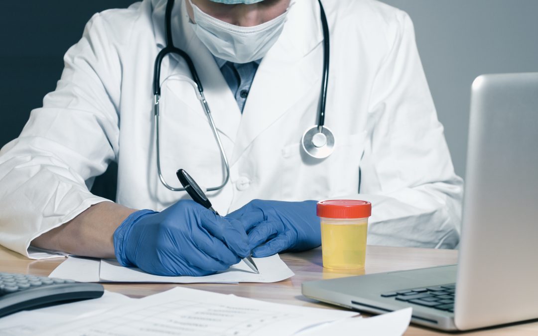 pharmacien effectuant un dépistage de cystite urinare avec un patient