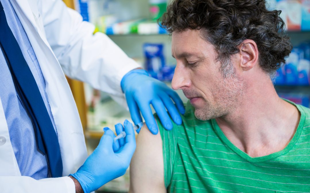 Pharmacien administrant un vaccin en officine