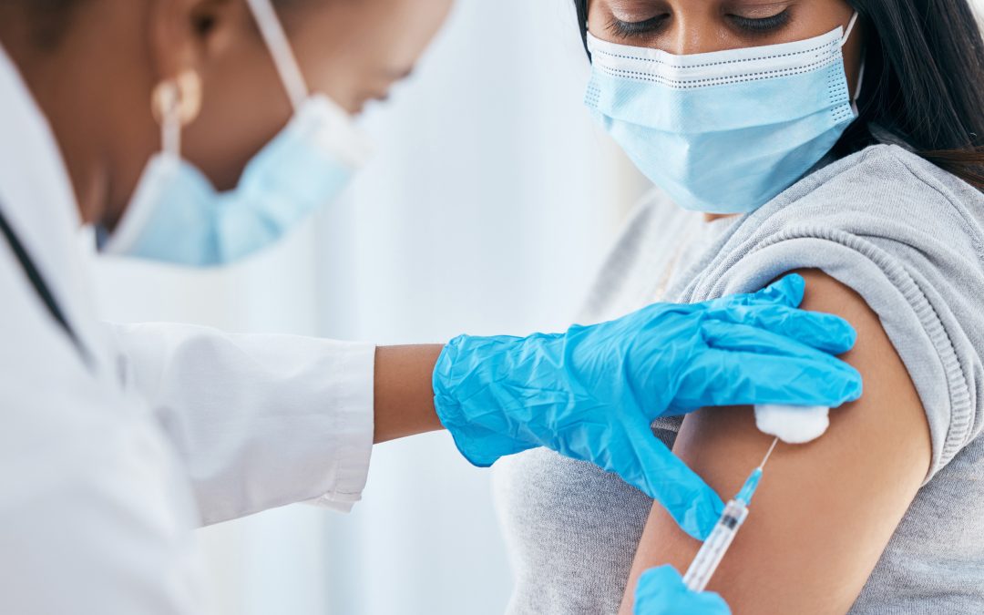 pharmacien administrant un vaccin à un patient en pharmacie